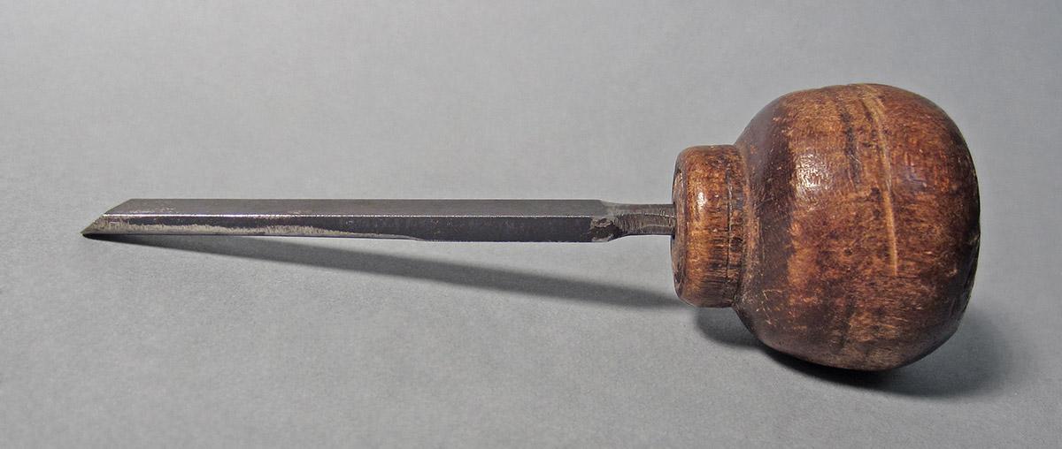 1986.0050.136, Graver, side 1
