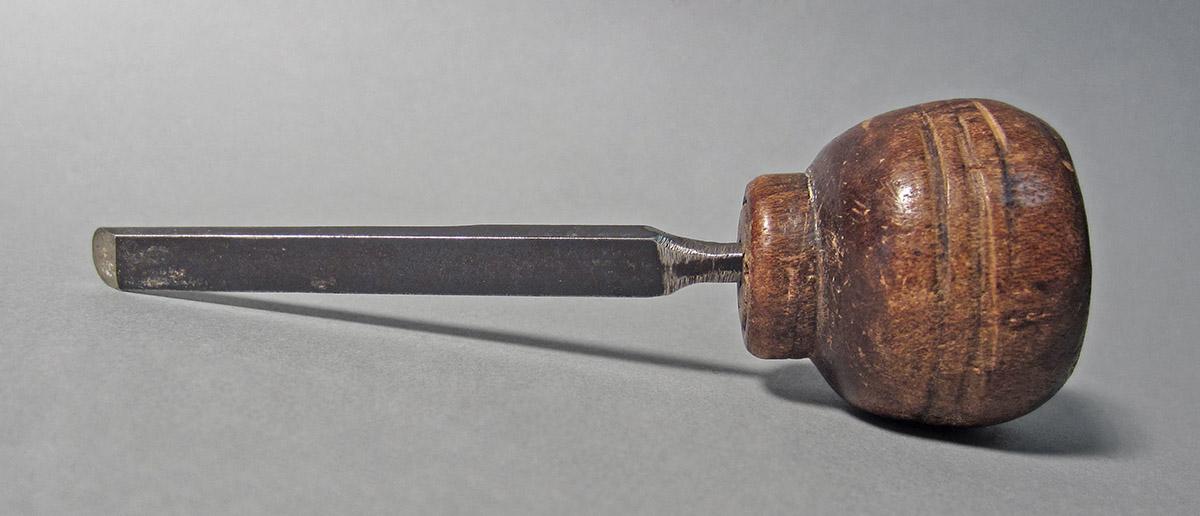1986.0050.136, Graver, side 2