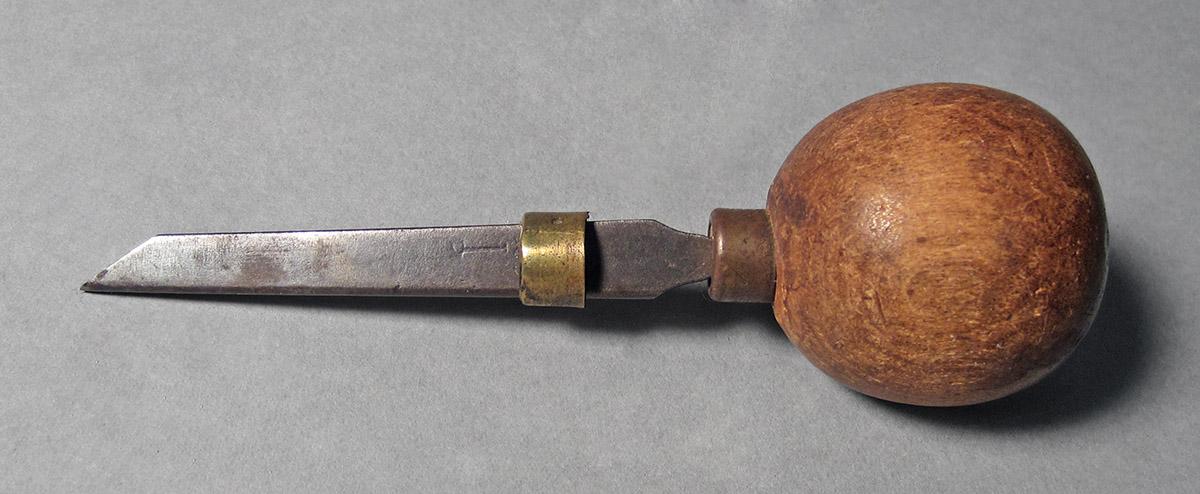 1986.0050.137 Graver, side 1