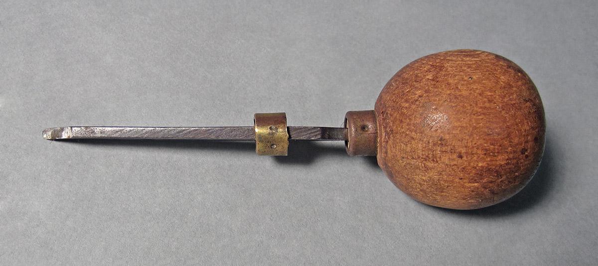 1986.0050.137 Graver, side 2