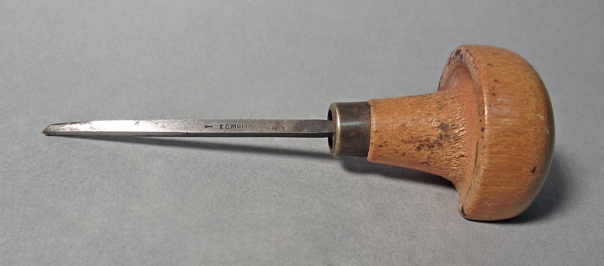 1986.0050.138, Graver, side 1