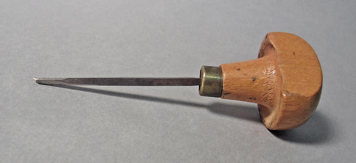 1986.0050.138, Graver, side 2