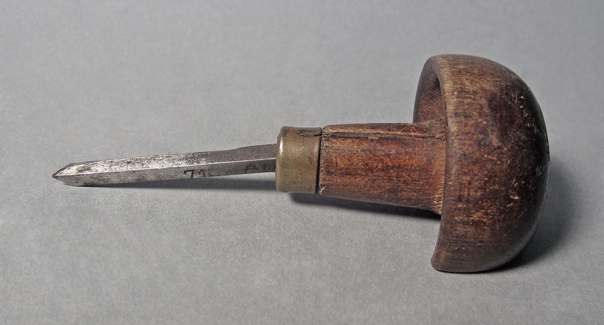 1986.0050.140, Graver, side 1