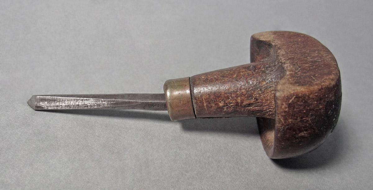 1986.0050.140, Graver, side 2
