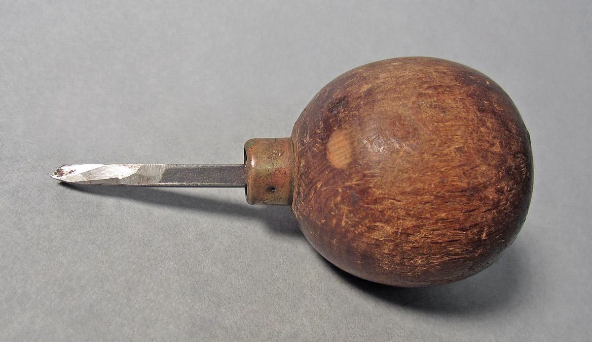 1986.0050.141, Graver, side 1