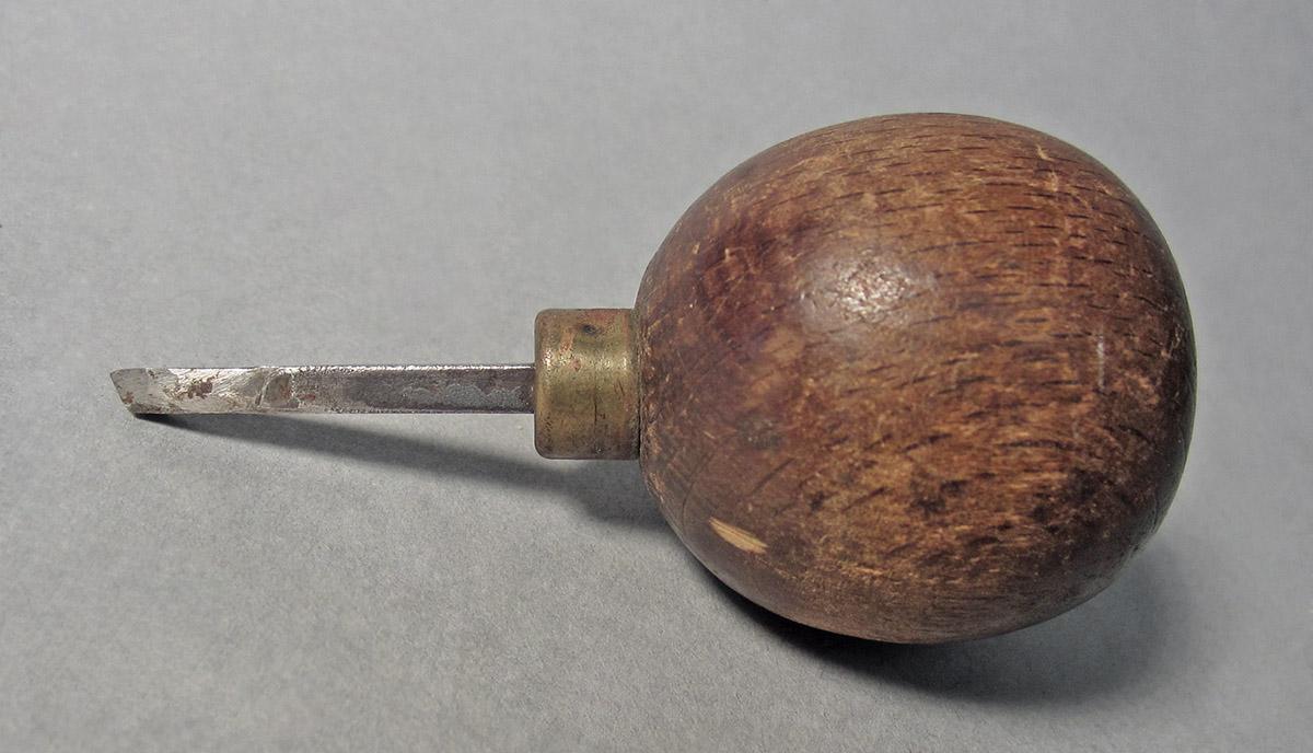 1986.0050.141, Graver, side 2