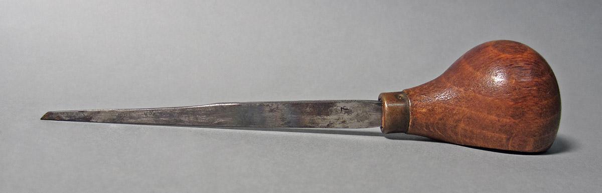 1986.0050.142, Graver, side 1