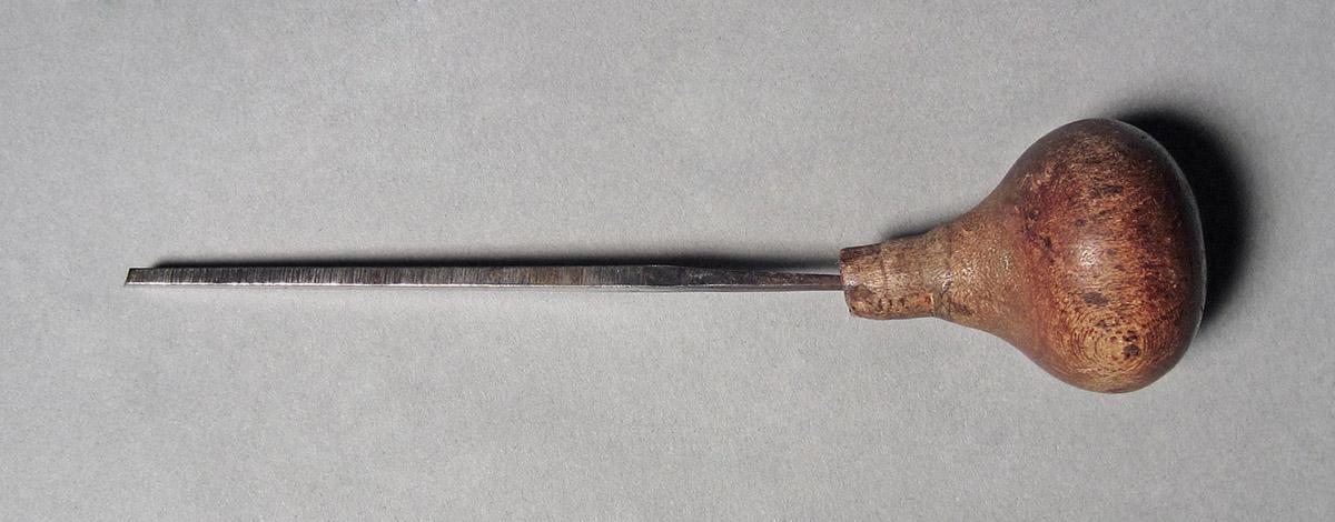 1986.0050.143, Graver, side 1