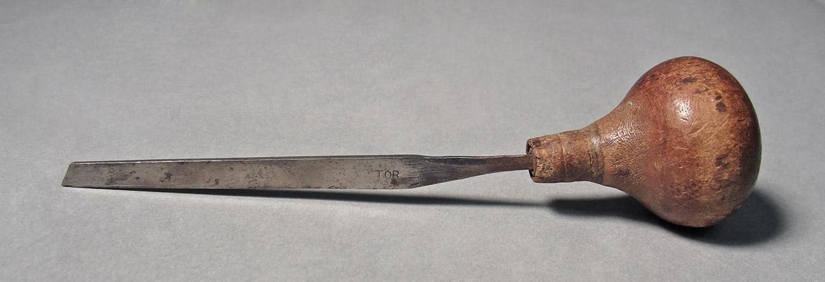 1986.0050.143, Graver, side 2