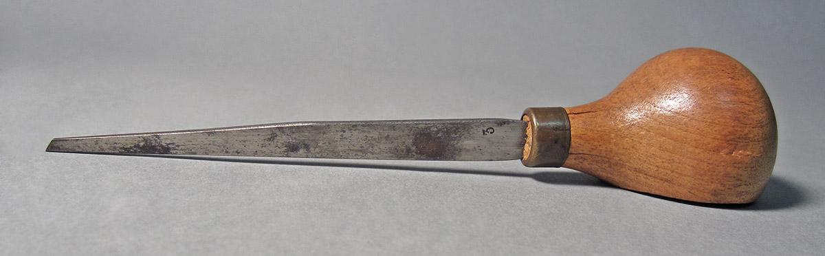 1986.0050.144, Graver, side 1