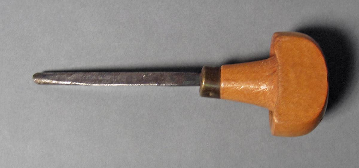 1986.0050.149, Graver, side 2