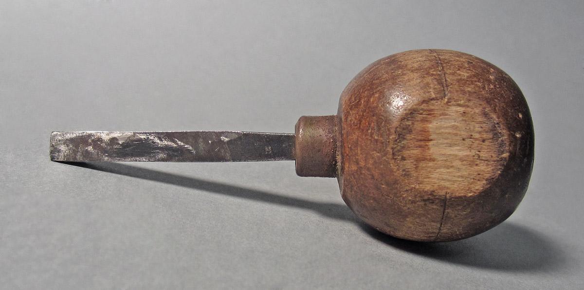 1986.0050.153, Graver, side 1