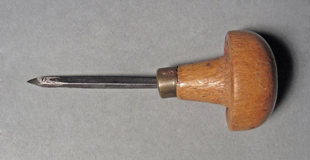 1986.0050.154, Graver, side 1