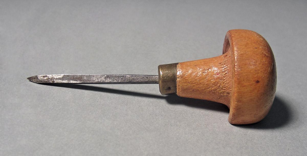 1986.0050.154, Graver, side 2