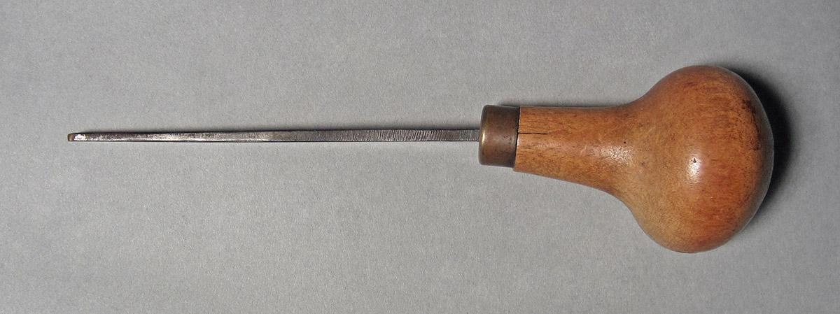 1986.0050.155, Graver, side 1