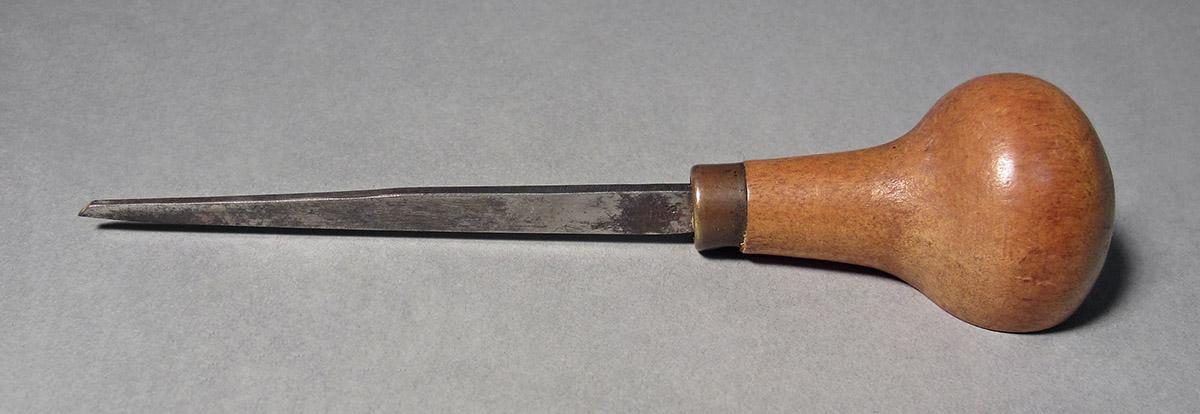 1986.0050.155, Graver, side 2