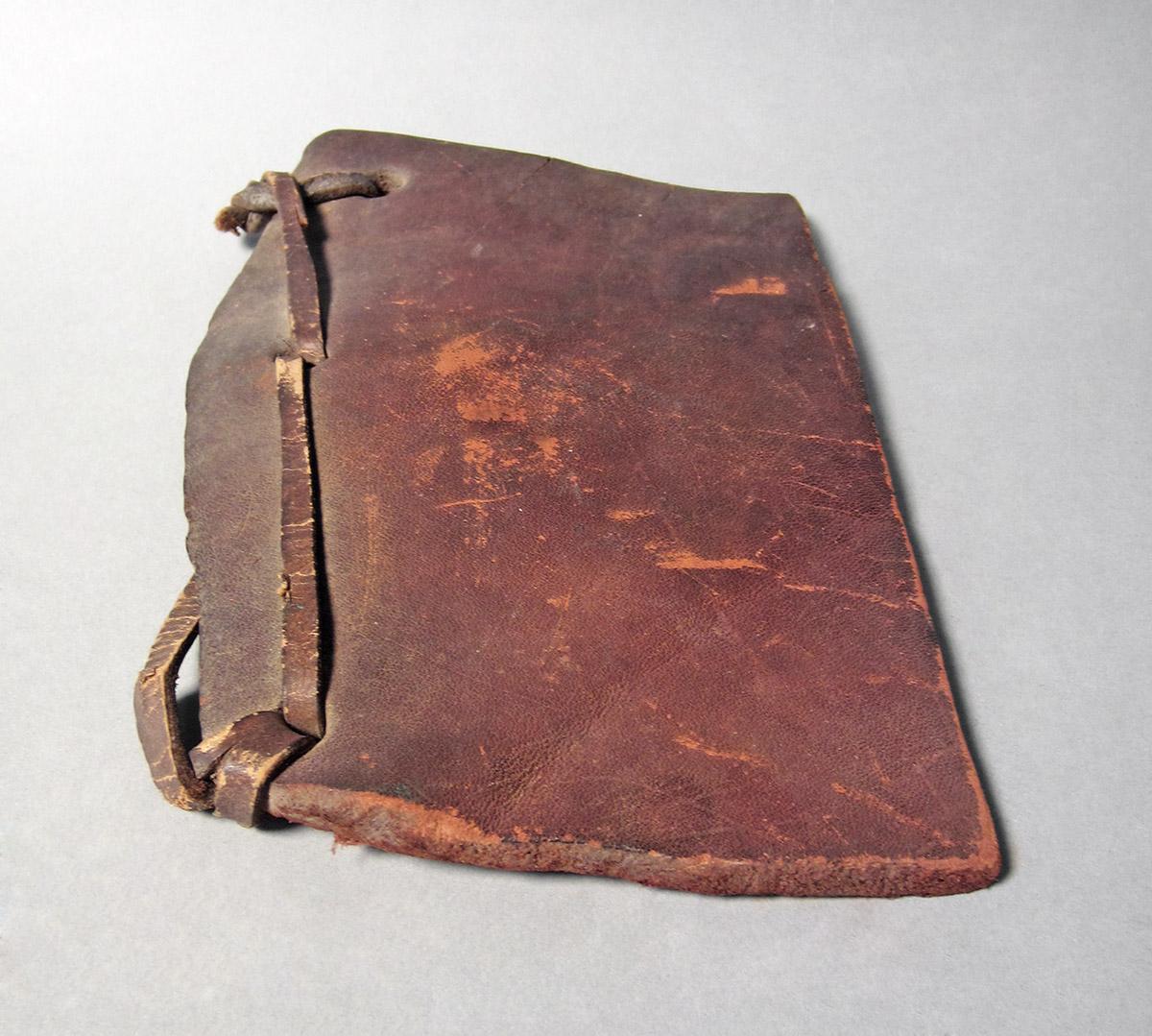 1986.0050.159, Leather pad, angle