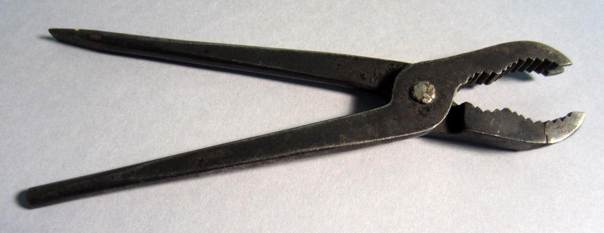 1986.0050.369 Pliers, View 1