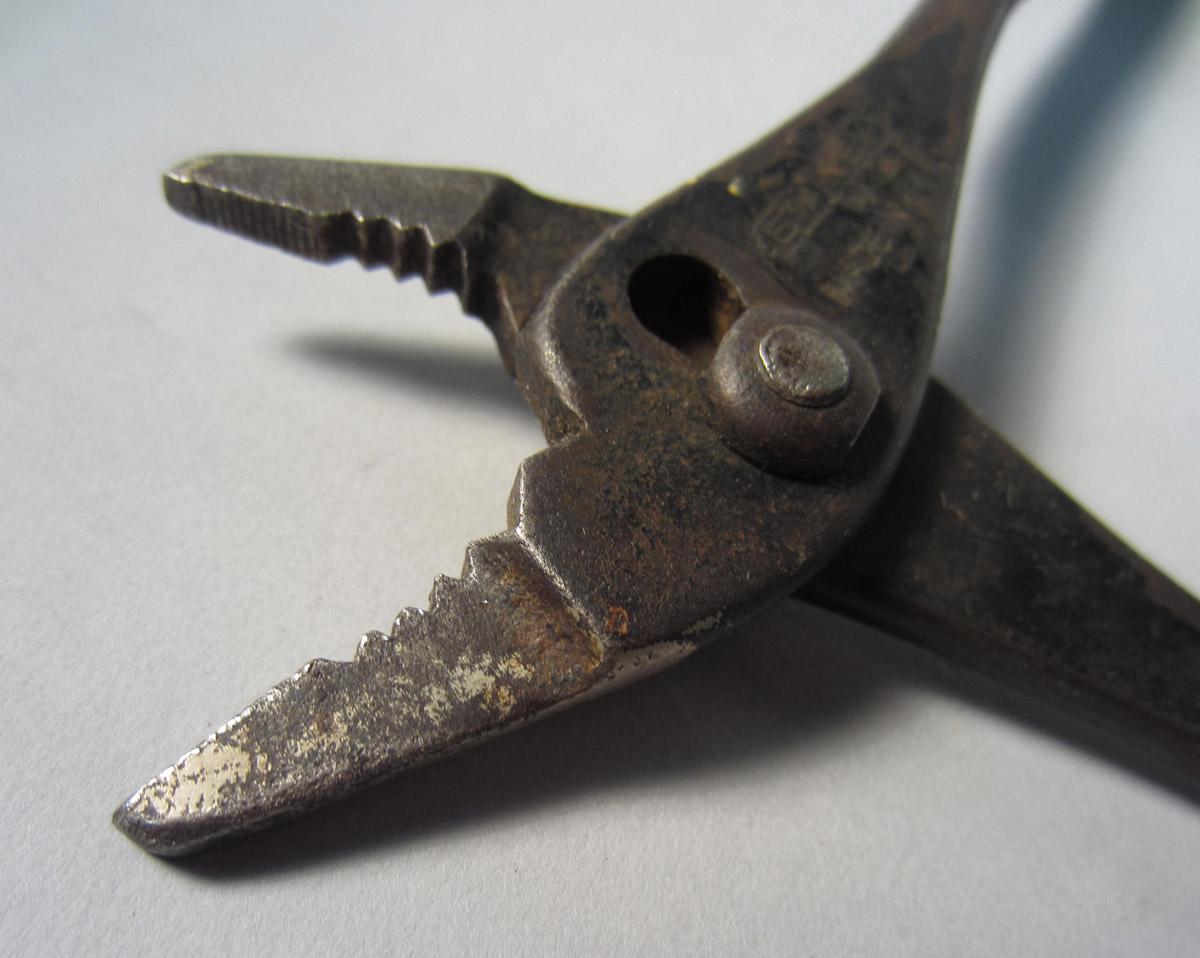 1986.0050.371 Pliers, Detail