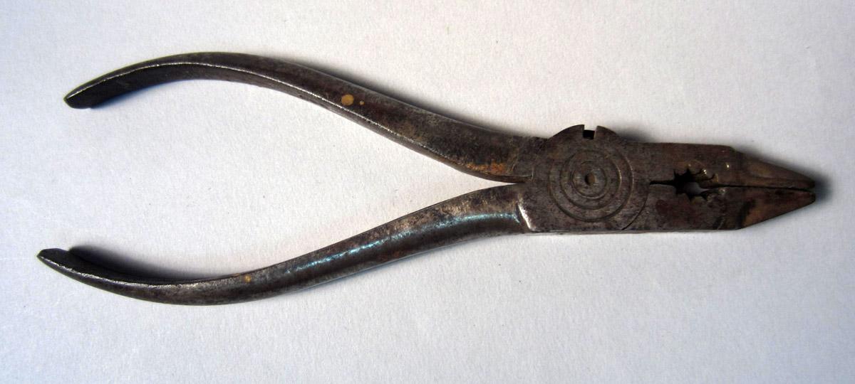 1986.0050.375 Pliers, Detail