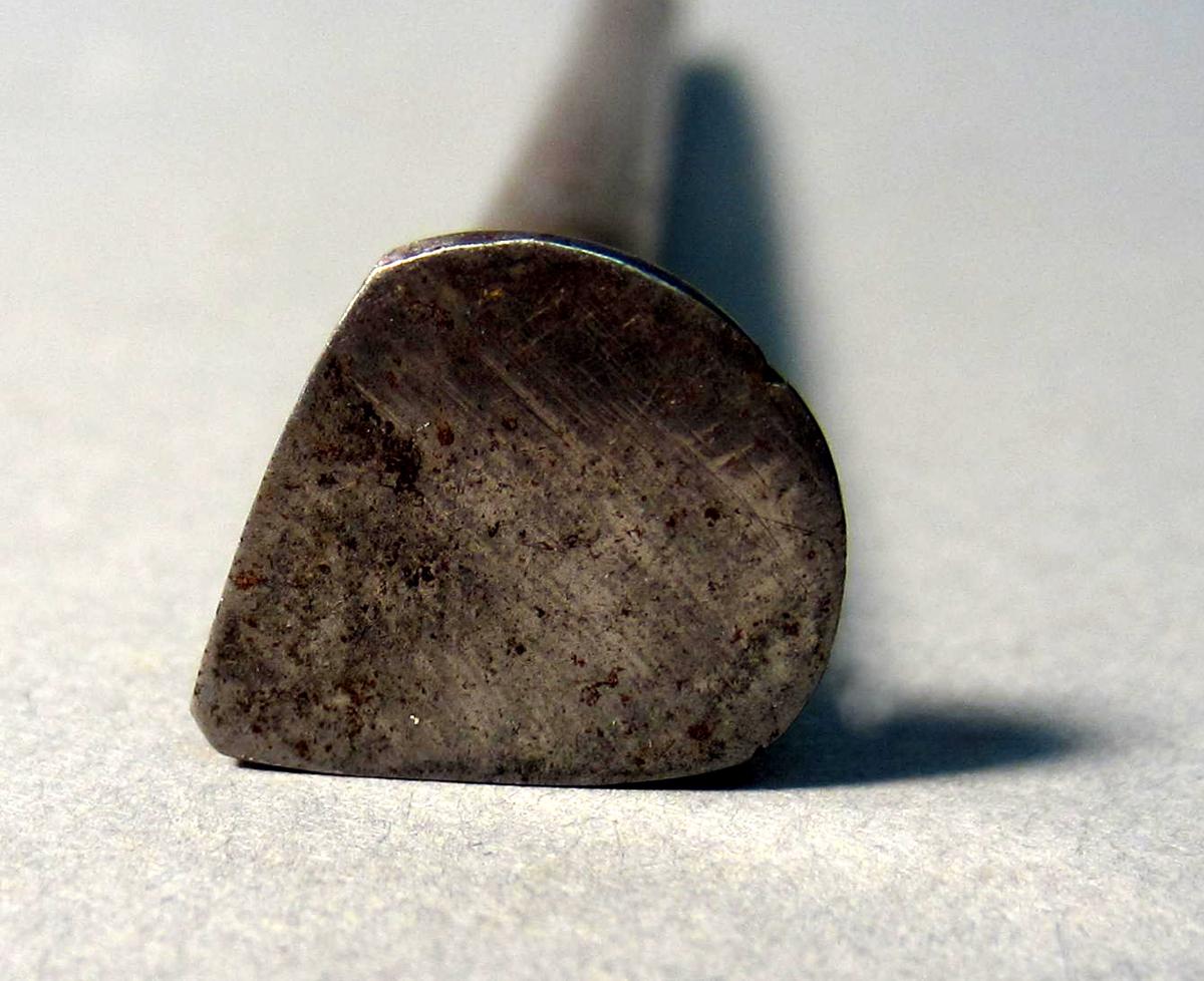 1986.0050.252 Stake, Head