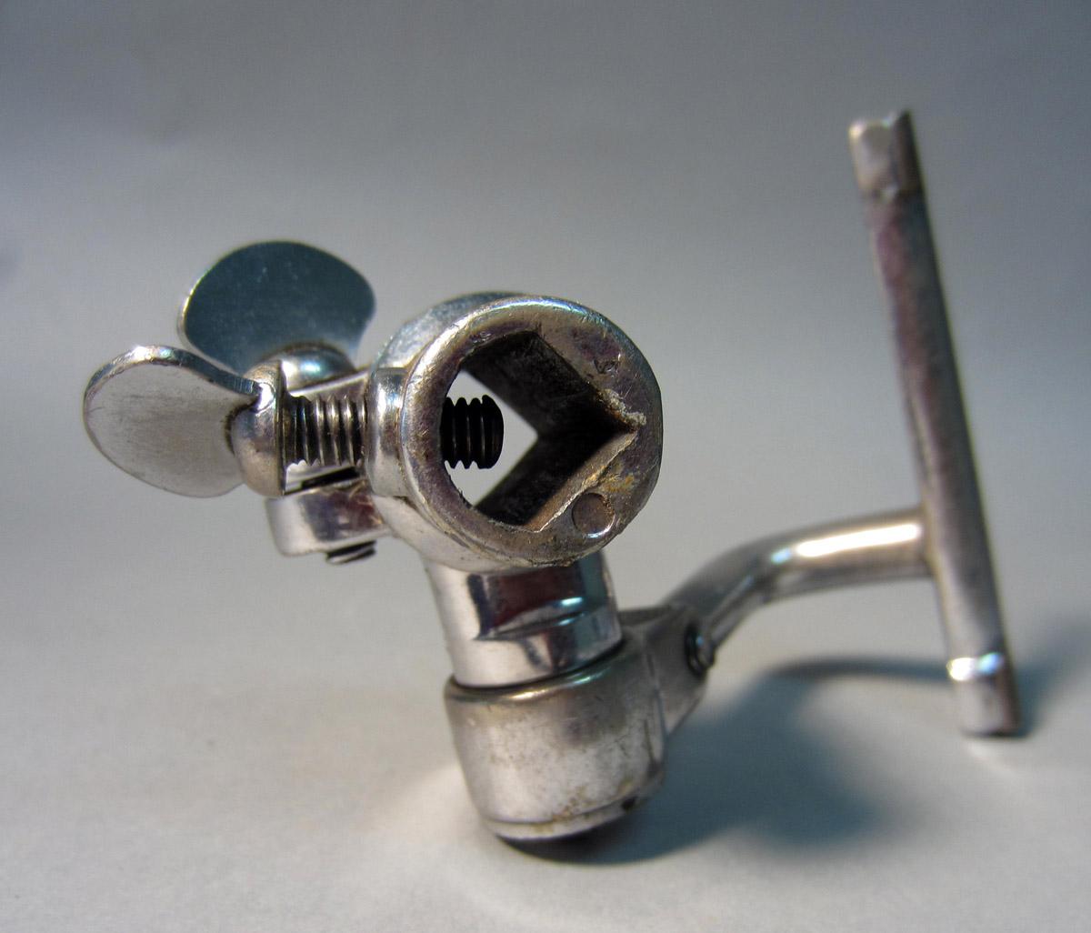 1986.0050.256 Clamp, Detail