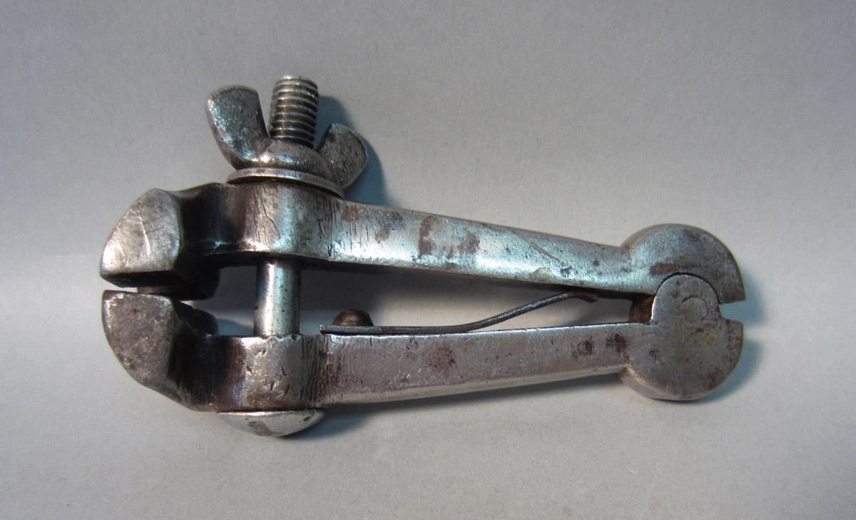 1986.0050.263 Hand vise, View 2