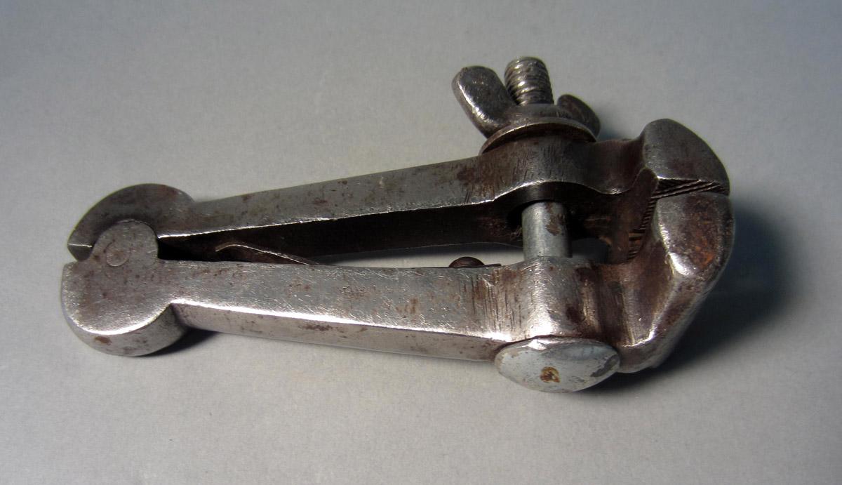 1986.0050.263 Hand vise, Underside