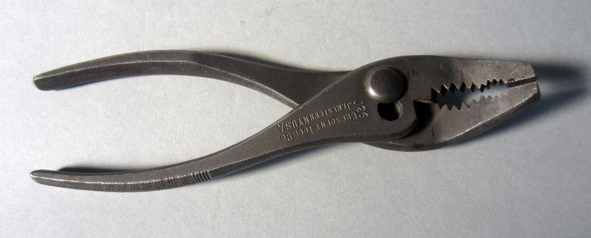 1986.0050.282 Pliers, View 1