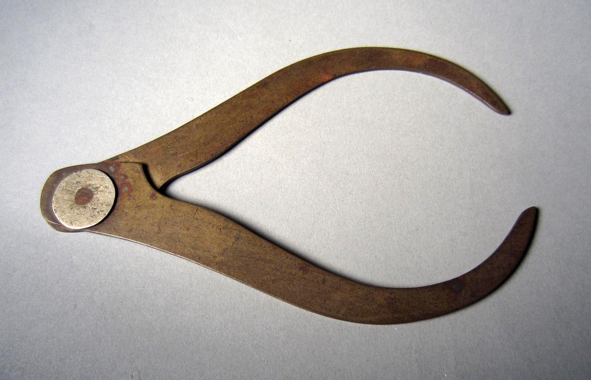1986.0050.324 Calipers, View 1