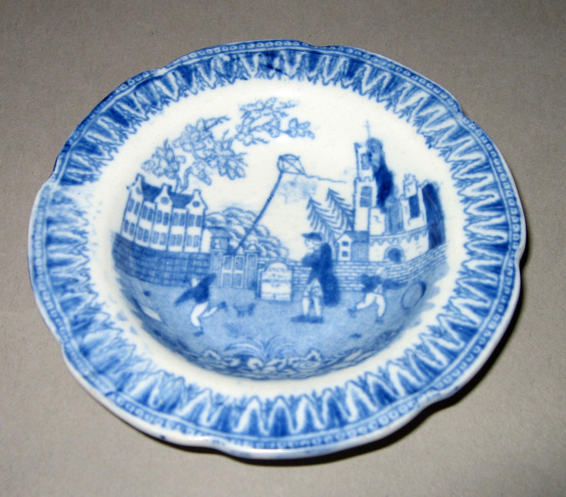 1959.1017.038 Kite flying pattern mini plate