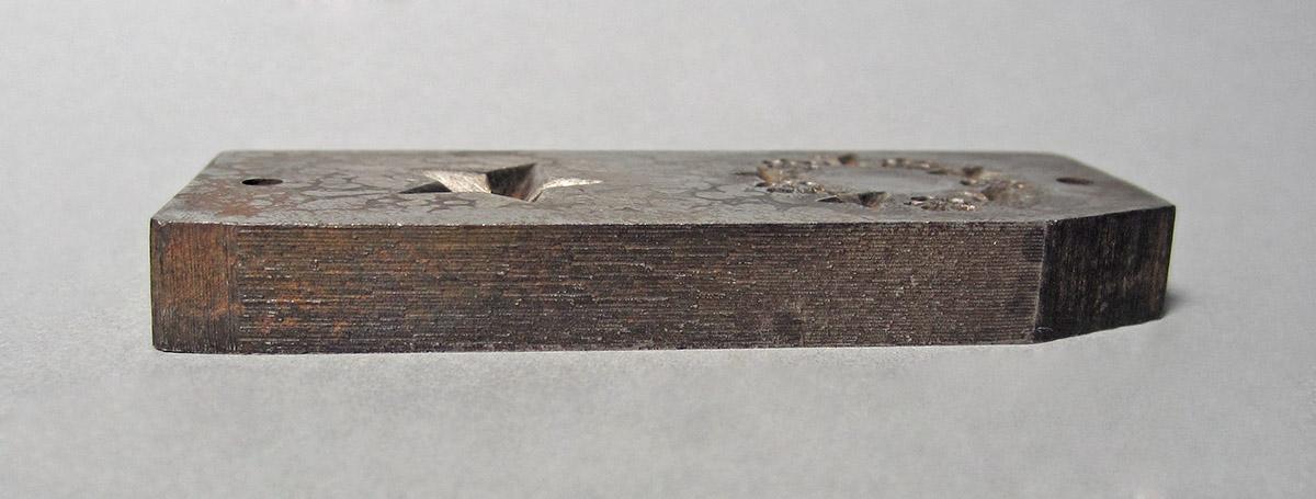 1986.0050.186, Mold, side 3