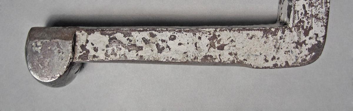 1986.0050.239, Snarling iron, end 1