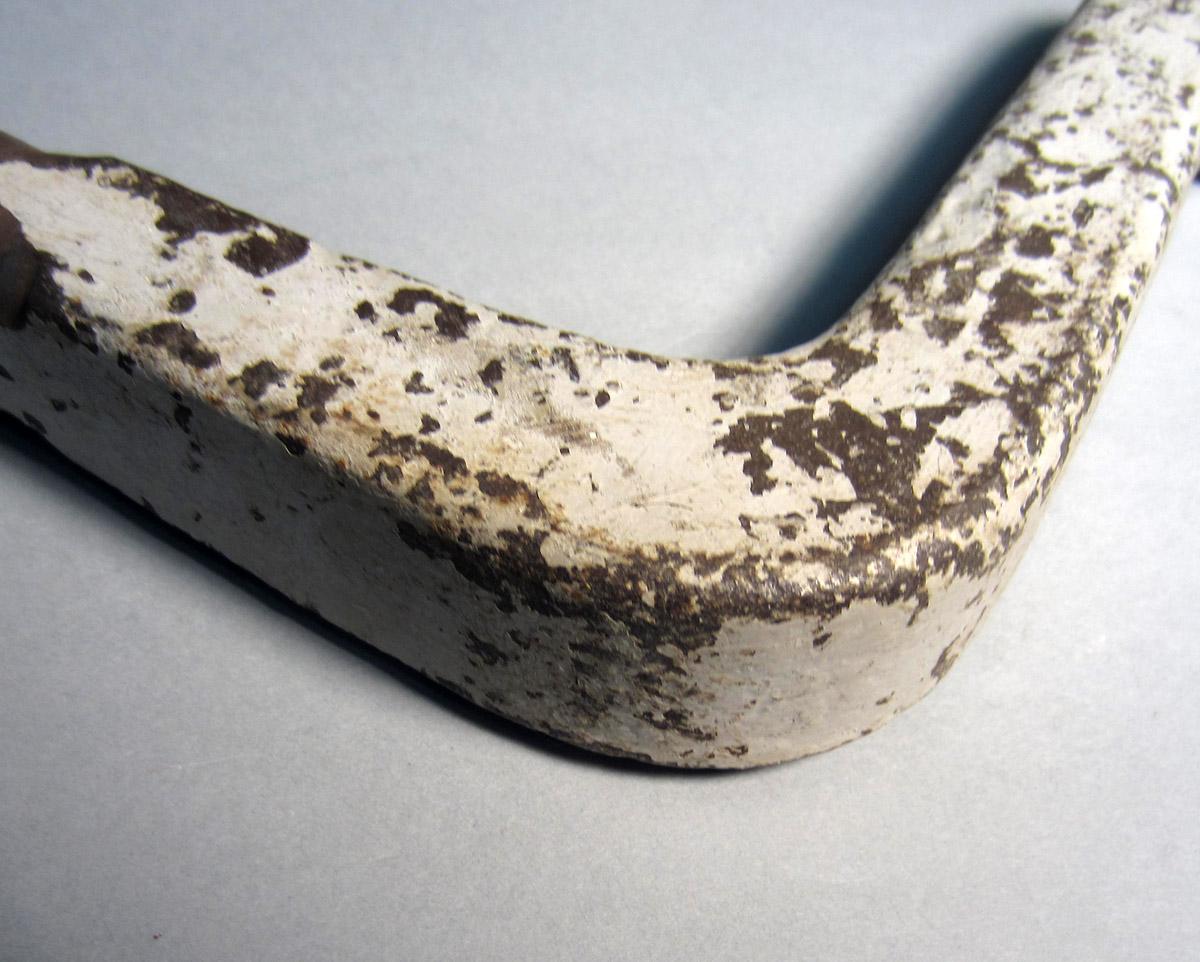 1986.0050.098 Snarling iron, Paint