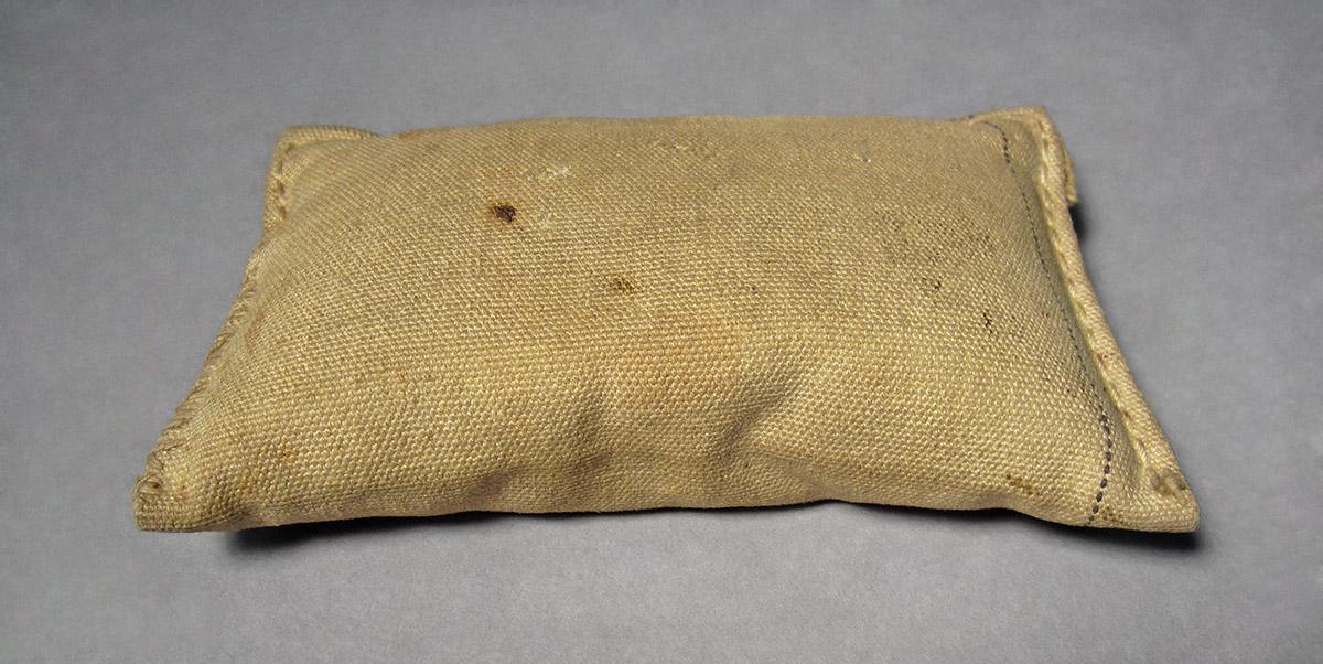 1986.0050.104, Sand bag, angle 1
