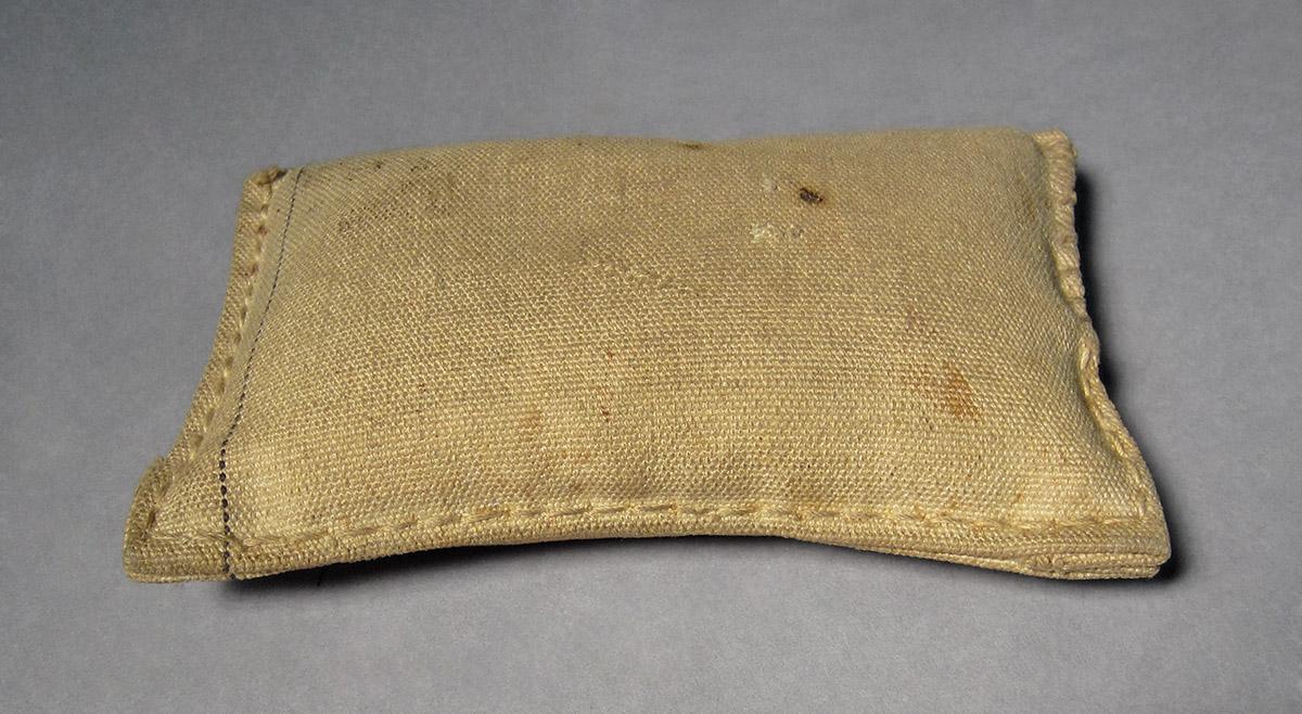 1986.0050.104, Sand bag, angle 2