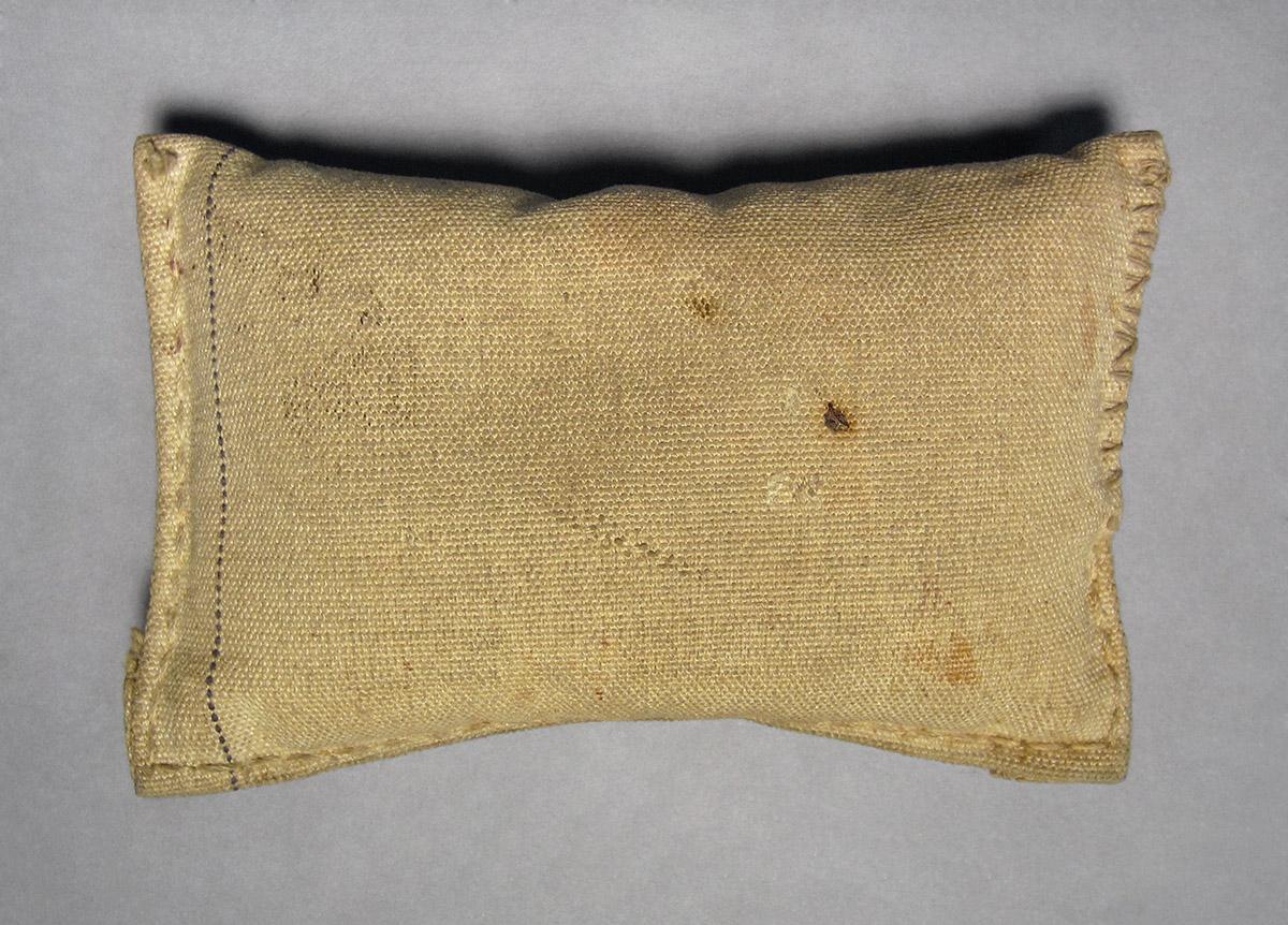 1986.0050.104, Sand bag, side 1