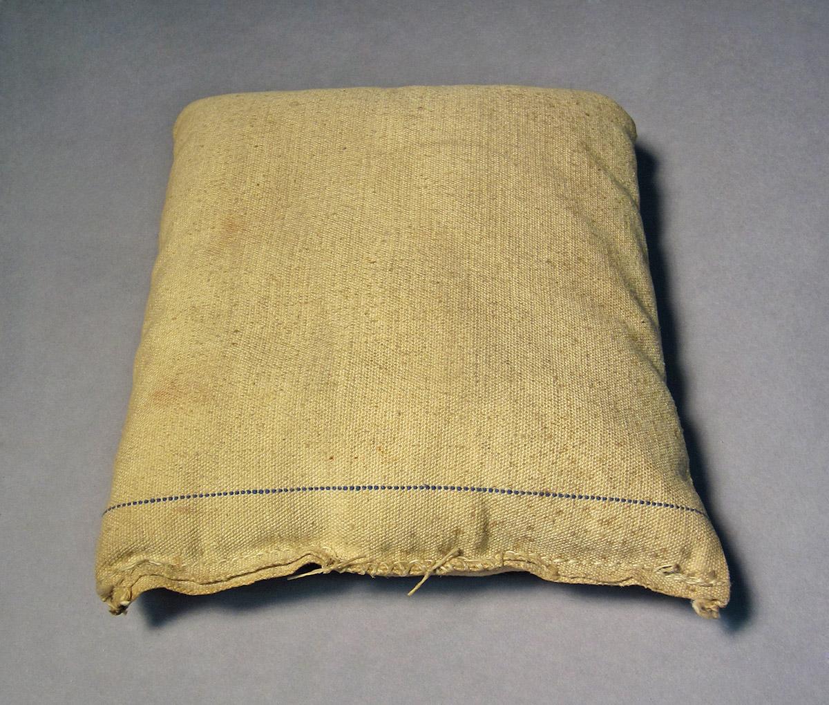 1986.0050.105, Sand bag, angle 1