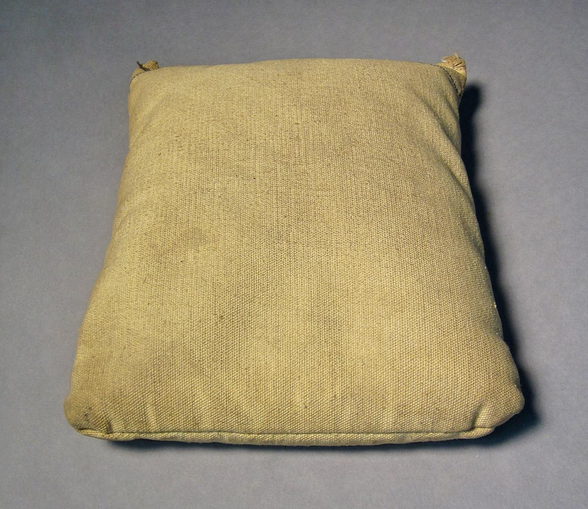 1986.0050.105, Sand bag, angle 2