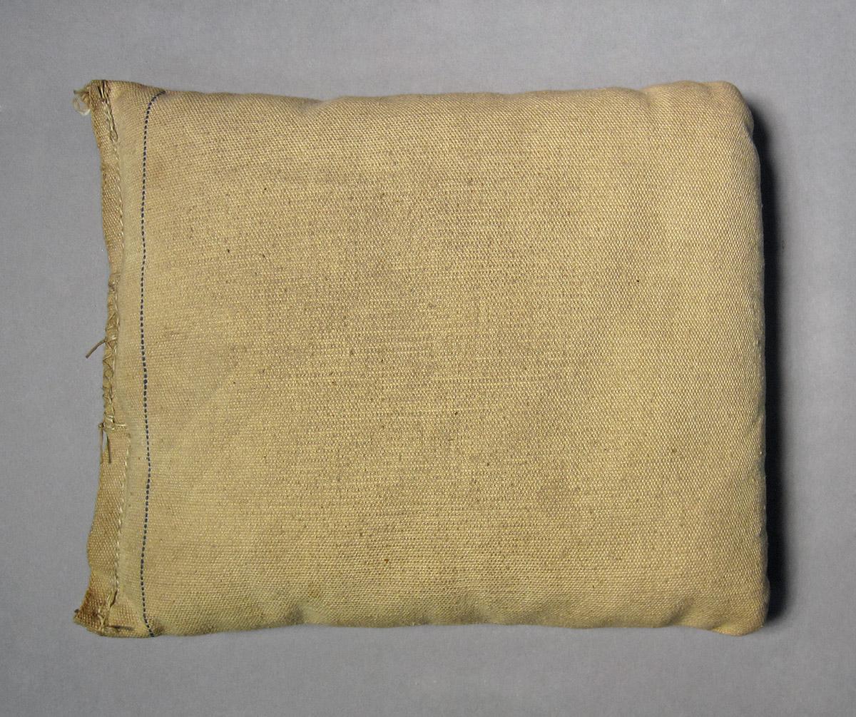 1986.0050.105, Sand bag, side 1