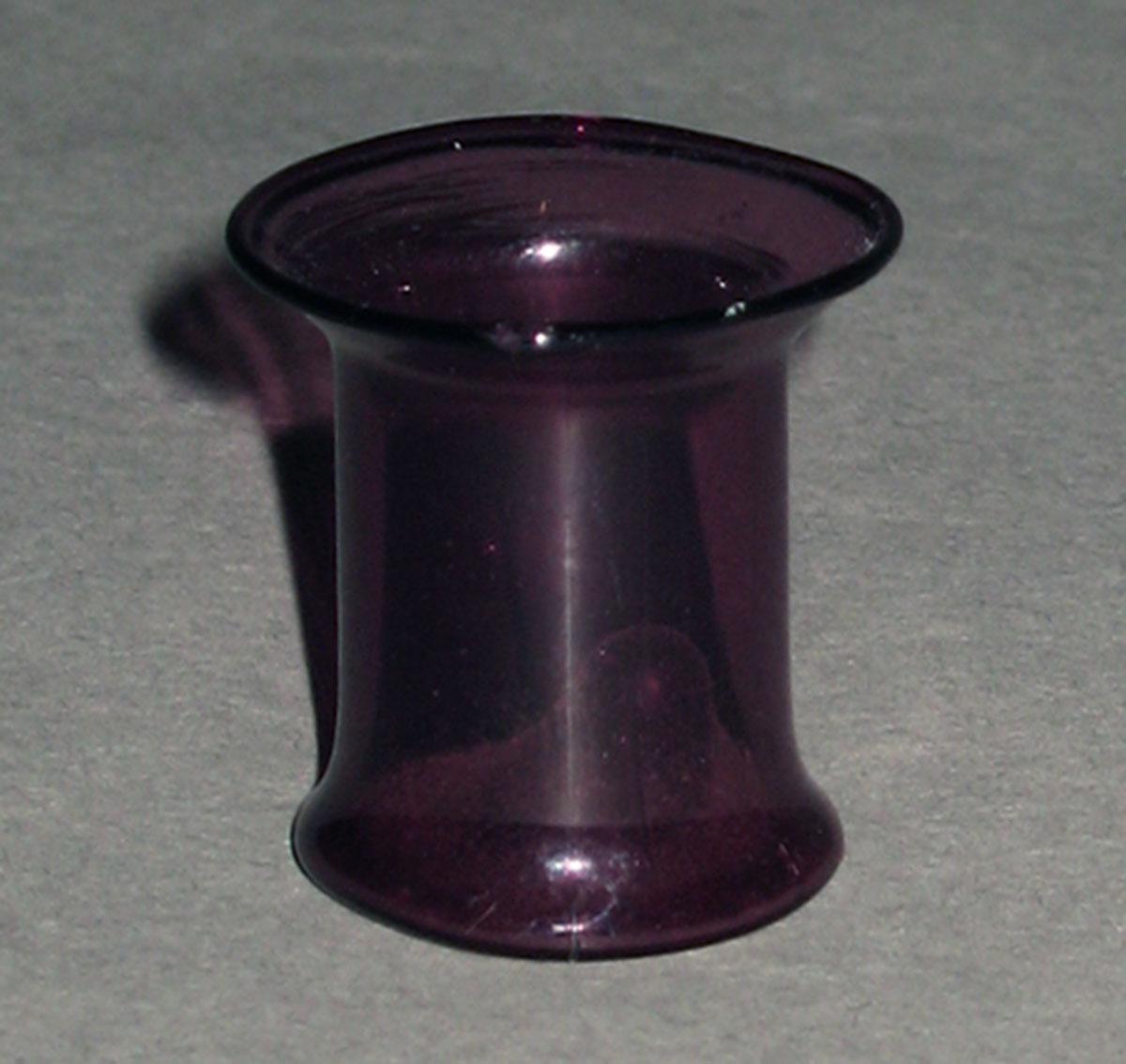 1959.1020.002 Miniature beaker