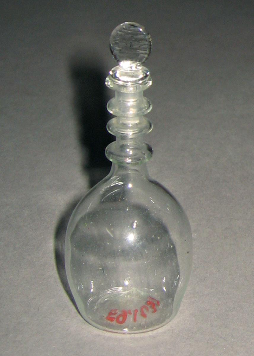 1959.1037 Colorless glass decanter