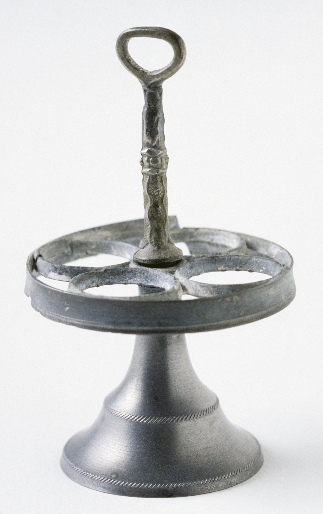 1959.1039 A Miniature pewter castor stand