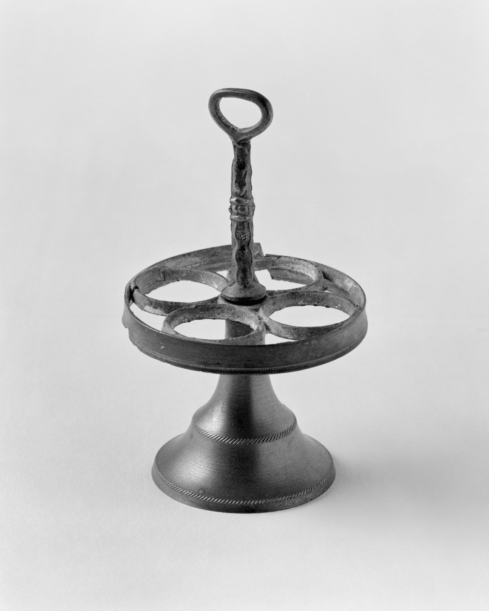 1959.1039 A Miniature pewter castor stand (view 2)