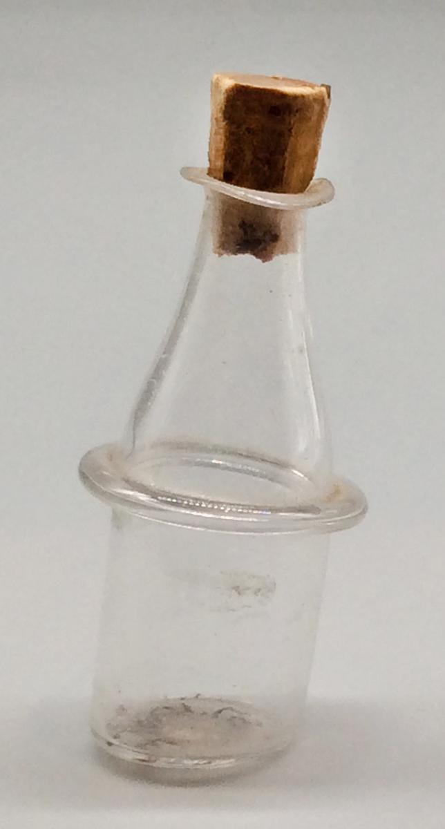 1959.1039 E Bottle, view 2