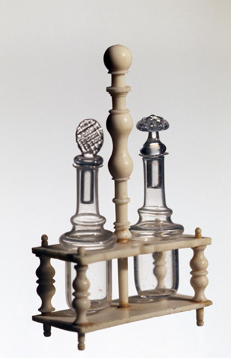 1959.1040 A- C Miniature cruet set