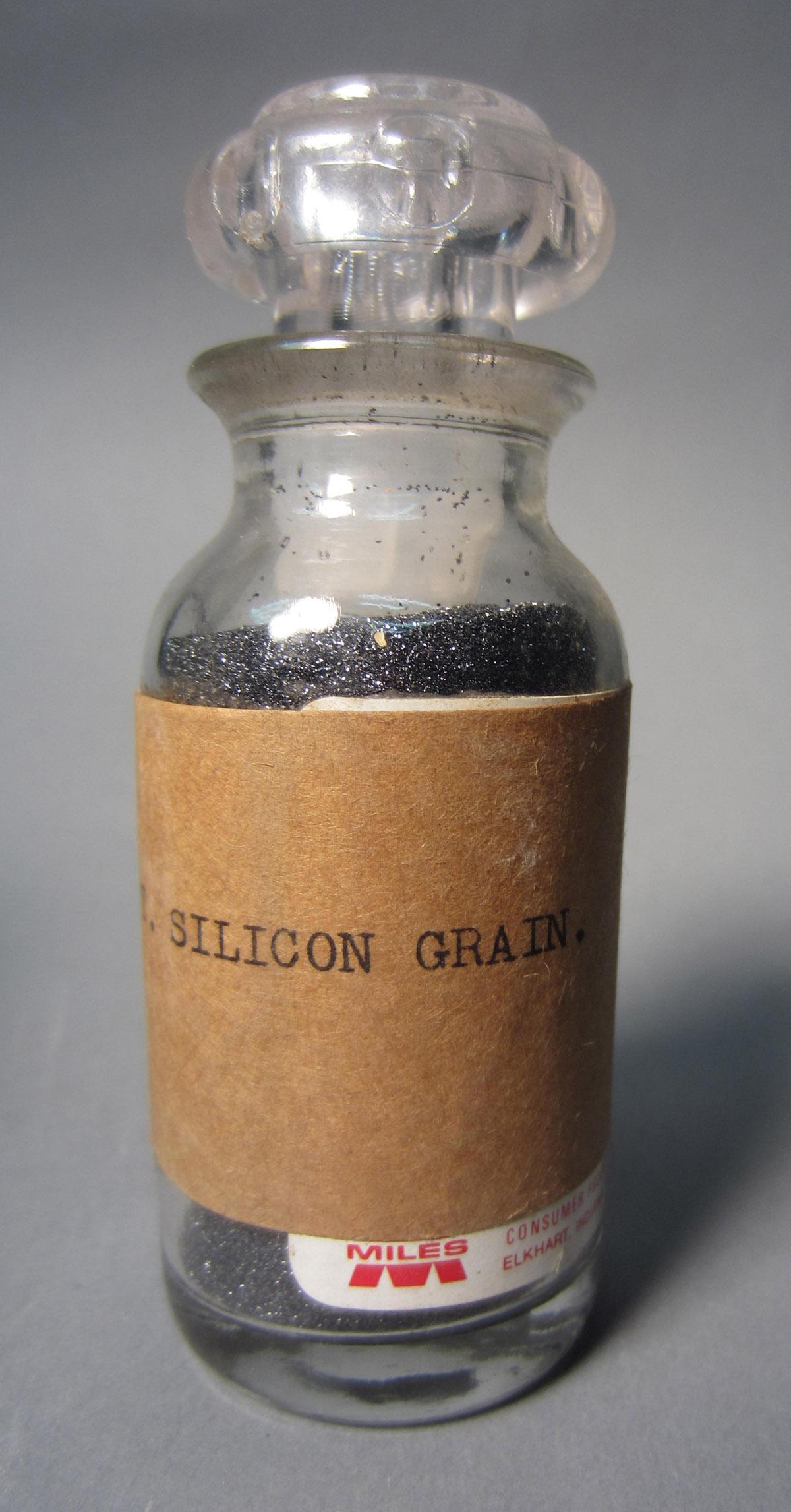 1986.0050.415.006 A-B Bottle, View 2