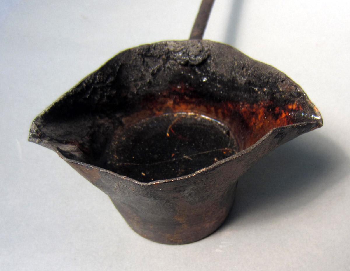 1986.0050.423 Pitch ladle, Detail