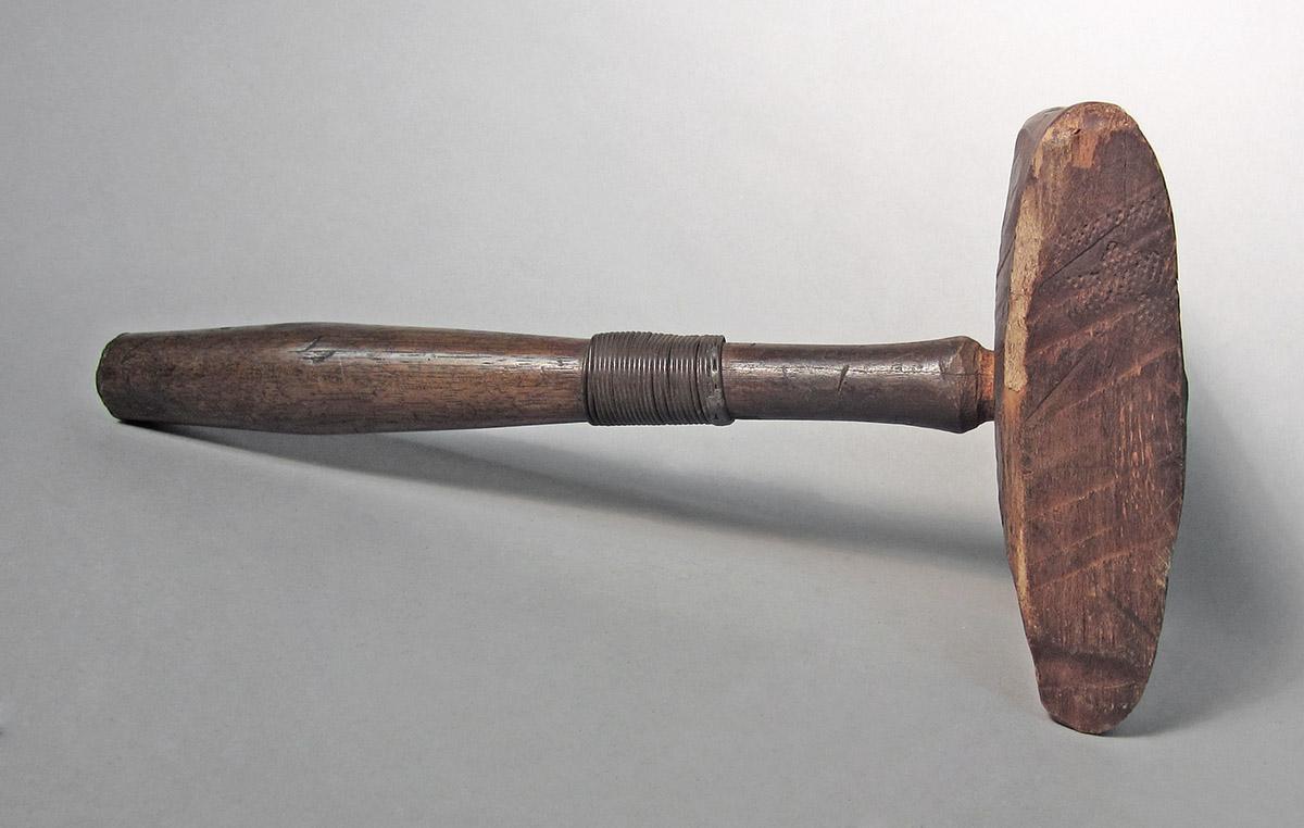1986.0050.437, Mallet, side 1