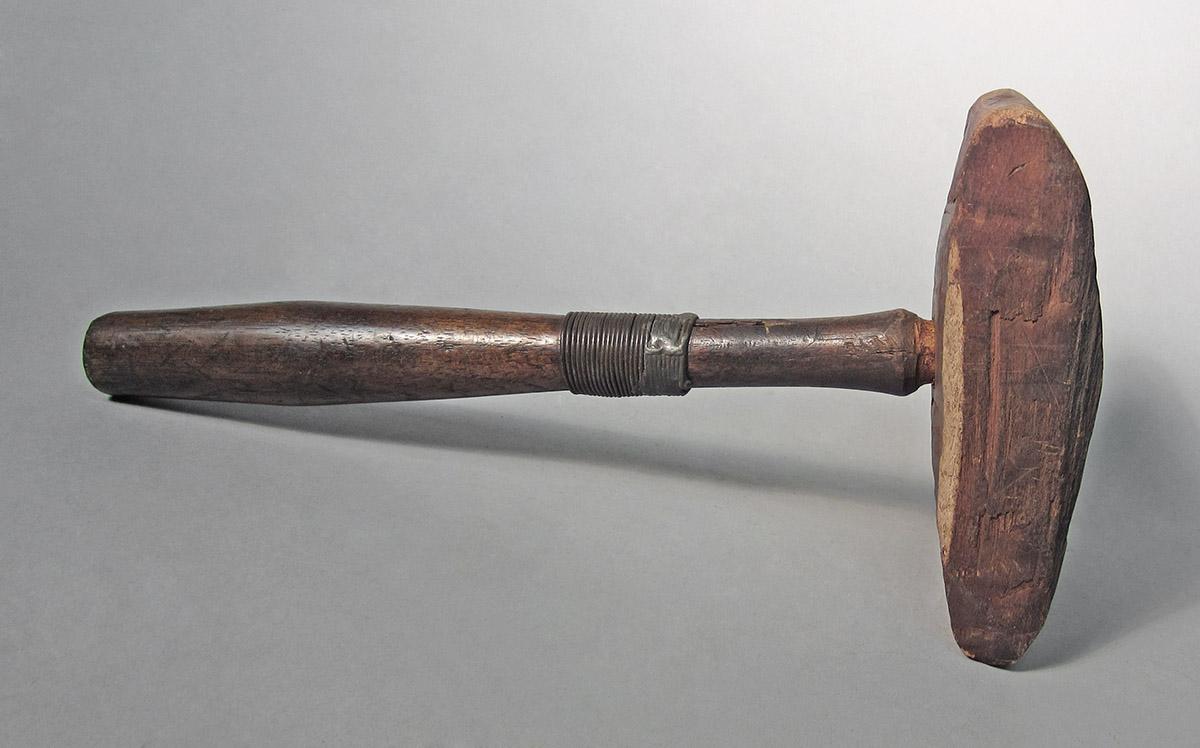 1986.0050.437, Mallet, side 3
